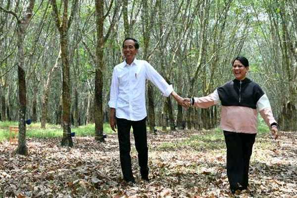  Malam Minggu, Jokowi Posting Foto Romantis Bersama Iriana