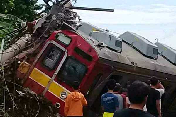  KRL Jakarta Bogor Anjlok & Menabrak Tiang Listrik