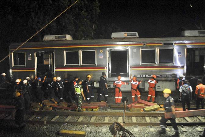  Evakuasi Gerbong KRL Commuter Line 1722