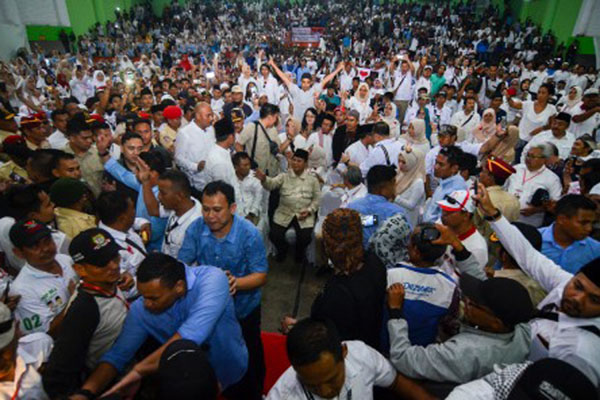  Prabowo Tegur Pengawalnya untuk Salaman dengan Warga Cianjur