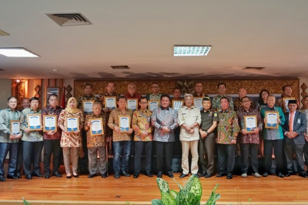 Wajib Pajak Pribadi dan Badan berpose bersama usai menerima penghargaan WP Pembayar Pajak Besar dari Kanwil Ditjen Pajak Sumsel Babel/Istimewa