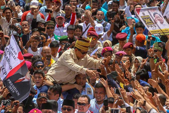 Calon Presiden nomor urut 02 Prabowo Subianto menyapa warga Riau saat tiba di Gelanggang Remaja Kota Pekanbaru, Riau, Rabu (13/3/2019)./ANTARA-Rony Muharrman