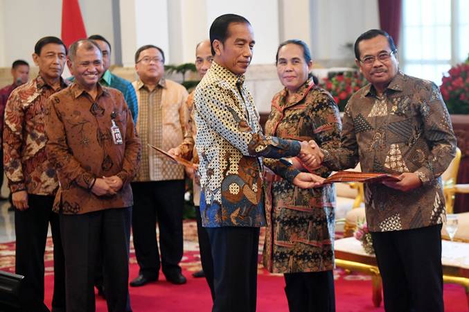  Jokowi Serahkan Dokumen Strategi Nasional Pencegahan Korupsi