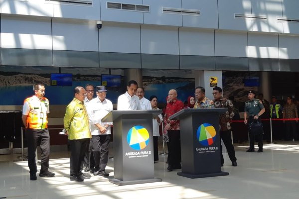Presiden Joko Widodo (tengah) meresmikan terminal baru di Bandara Depati Amir di Pangkalpinang, Bangka Belitung, Kamis (14/3/2019). Pembangunan terminal itu membuat kapasitas bandara tersebut meningkat menjadi 1,5 juta penumpang./Bisnis-Yodie Hardiyan