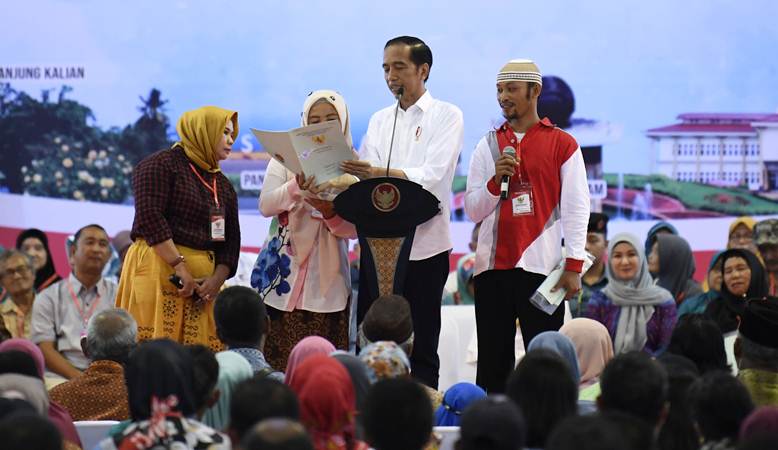  Presiden Jokowi Bagikan Sertifikat Tanah di Pangkalpinang