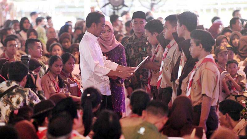  Serahkan 2.000 KIP di Toba Samosir, Jokowi : KIP Hanya untuk Keperluan Pendidikan