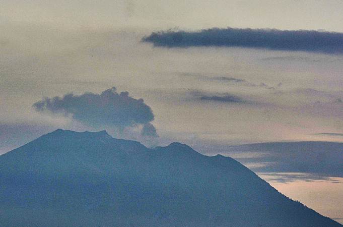  Gunung Agung Erupsi, Kolom Abu 1.000 Meter Arah Barat