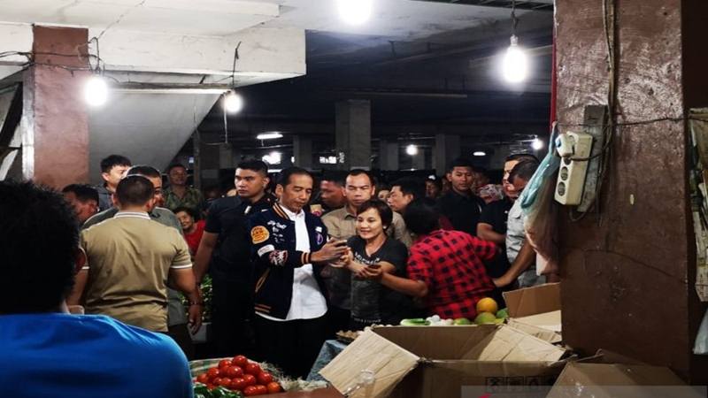  Jokowi Belanja Teri Medan di Pasar Petisah 