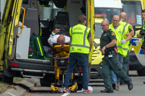 Korban penembakan di masjid Al Noor di Christchurch Selandia Baru Jumat (15/3/2019) diangkut ke ambulan./Reuters-Martin Hunter  