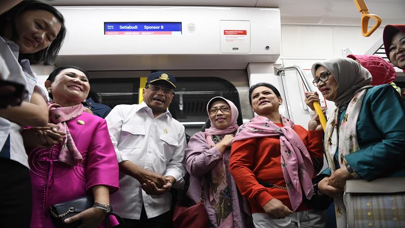  Iriana Jokowi dan Mufidah Kalla Berdesakan Uji Coba MRT