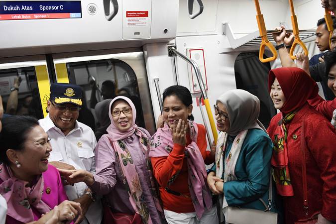  Ibu Negara Iriana Joko Widodo Jajal Naik MRT