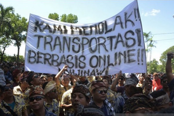 Ilustrasi - Sejumlah sopir transportasi konvensional melakukan aksi di depan Kantor Gubernur Bali, Denpasar, Bali, Kamis (7/2/2019)./Bisnis-Antara-Fikri Yusuf