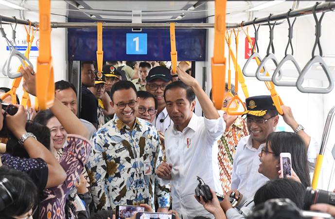  Presiden Jokowi dan Anies Baswedan Naik MRT