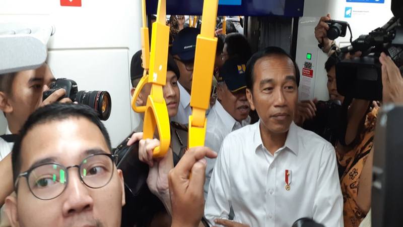  Jokowi Coba MRT, Gerbong Penuh dan Penumpang Berkerumun untuk Swafoto