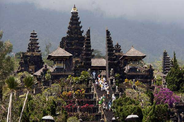 Umat Hindu menggelar upacara di Pura Besakih yaitu Pura yang berada di kaki Gunung Agung, Karangasem, Bali, Selasa (19/9)./ANTARA-Nyoman Budhiana