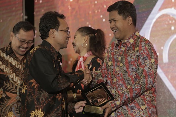 Bisnis Indonesia Terima Award Dari BGR Logistics