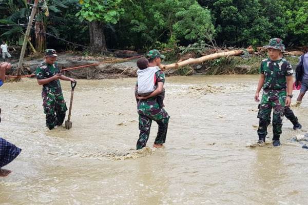  Banjir Bandang, TNI Bantu Warga Jayapura Seberangi Kali Ular