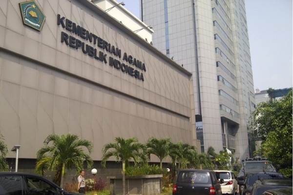  KPK Bawa 2 Koper Berkas dari Kantor Kemenag Kab. Gresik