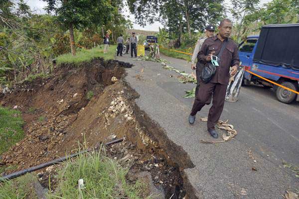  Tebing Longsor, Jalan Lumajang-Malang Ditutup Total