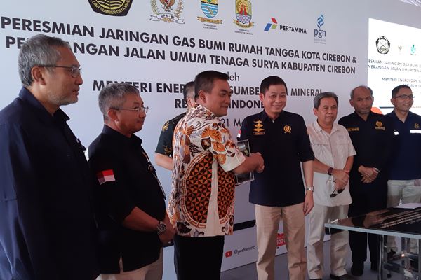 Lampu Jalan Tenaga Surya Terangi 28 Km Jalan di Cirebon