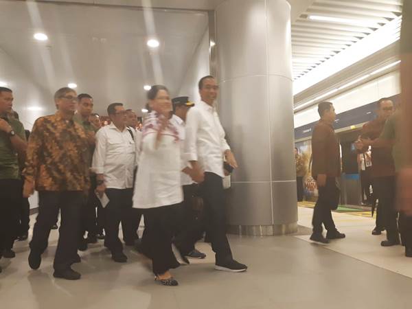  Jokowi Ajak Chelsea Islan, Gading Martin Hingga Selebgram Ajudan Pribadi Jajal MRT
