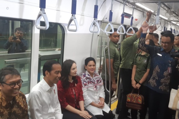 Chelsea Islan Naik MRT, Duduk Diapit Jokowi dan Iriana