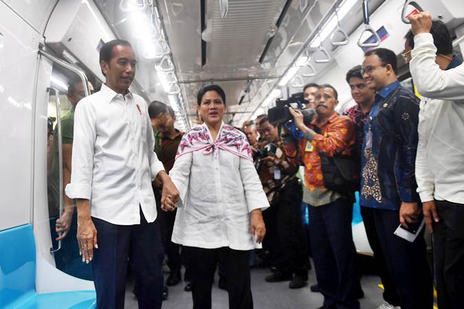 Jajal MRT, Presiden Jokowi Bergandengan Tangan dengan Ibu Iriana