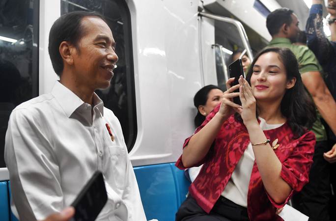  Ketika Chelsea Islan Duduk Bersebelahan dengan Jokowi di Dalam MRT