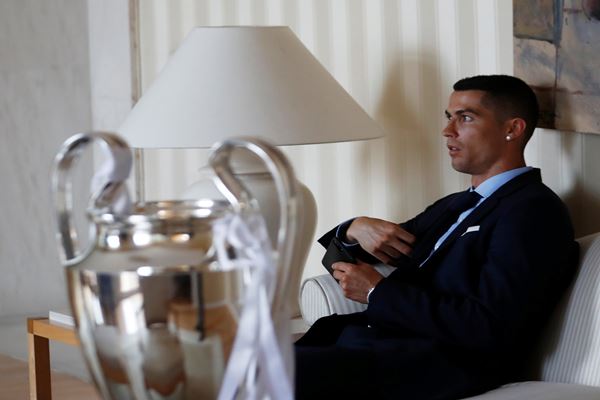 Pemain Real Madrid Cristiano Ronaldo dan piala Liga Champions saat upacara kemenangan klub tersebut menjuarai Liga Champions, 27 Mei 2018. - Reuters