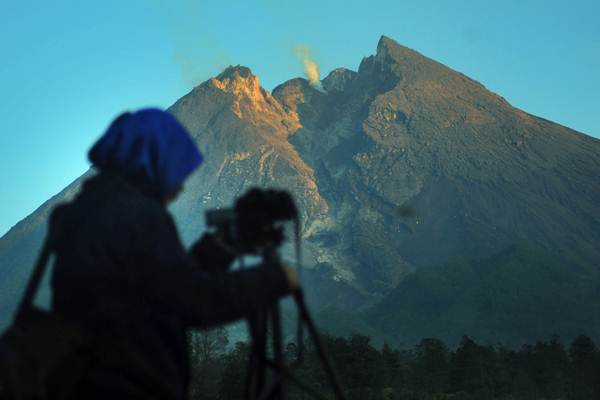  Gunung Merapi Keluarkan Guguran Lava Pijar sampai 300 Meter