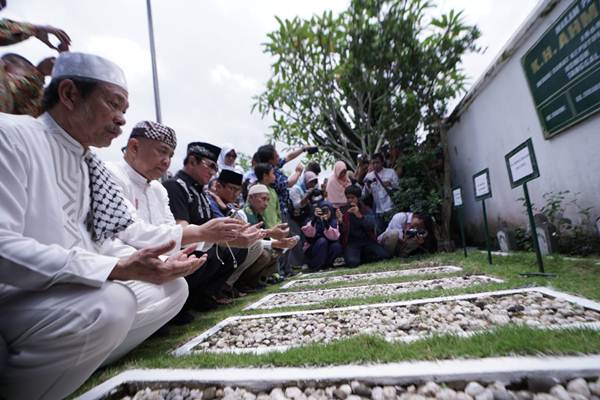  Sandi Berziarah ke Makam Pendiri Muhammadiyah dan HMI