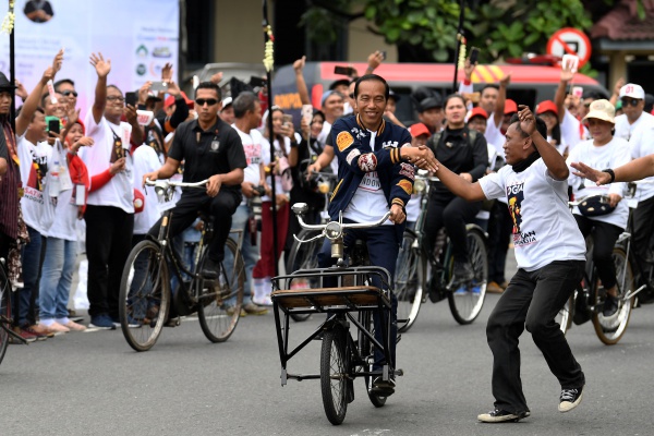  Jokowi : Pemimpin Jangan Takuti Rakyat Indonesia Akan Bubar 2030