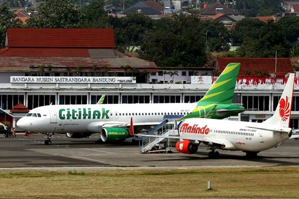 Pesawat komersil berada di apron Bandara Husein Sastranegara, Bandung, Jawa Barat, Selasa (5/9)./JIBI-Rachman