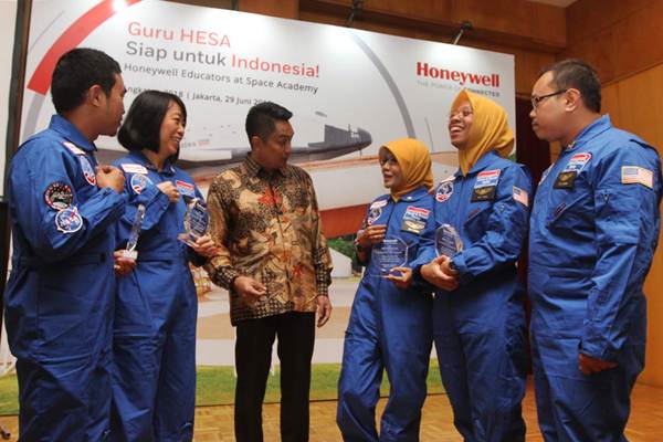 President Honeywell Indonesia Roy Kosasih (ketiga kiri) berbincang dengan guru sekolah Indonesia di bidang sain, teknologi, dan teknik, di Jakarta, Jumat (29/6/2018). - JIBI/Endang Muchtar