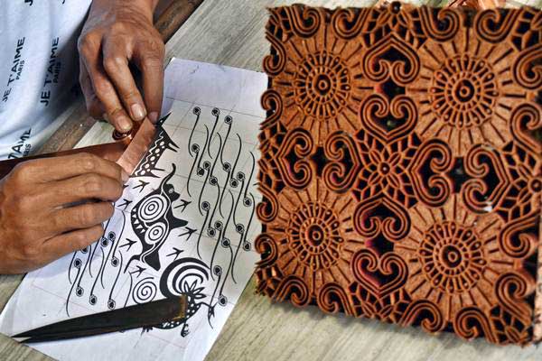  Tips Tampil Modis Saat Mengenakan Batik