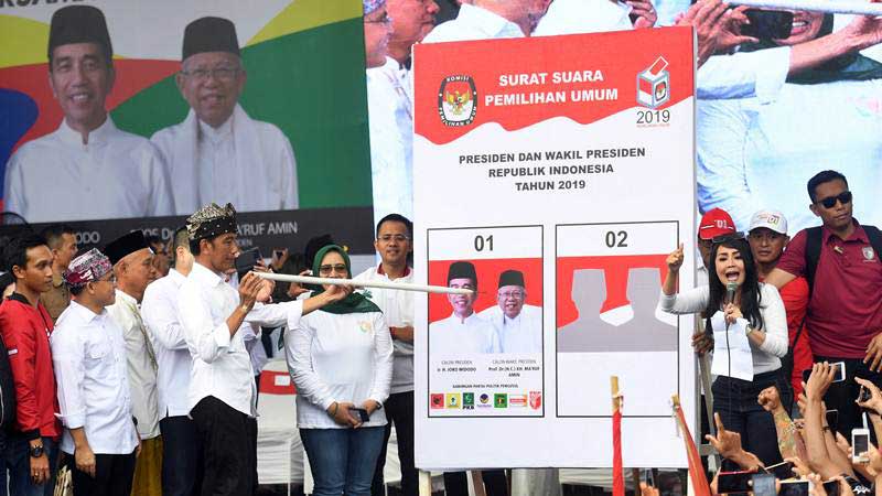  Jokowi Mampir di Sentra Kuliner Malang, Minum Kopi Seharga Rp4.000 