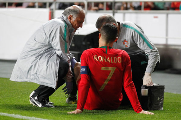Kapten Timnas Portugal Cristiano Ronaldo cedera ketika timnya dipaksa imbang 1 - 1 oleh Serbia./Reuters-Rafael Marchante