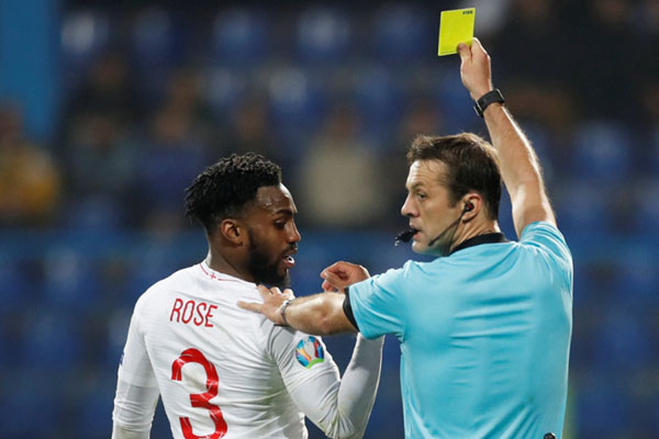 Pemain Inggris Danny Rose mendapat kartu kuning dari Wasit Aleksei Kulbakov (Bulgaria) dalam pertandingan melawan Montenegro. Pemain tersebut sempat mendapat ejekan bernuansa rasis di laga kualifikasi Euro 2020 tersebut./Reuters-Carl Recine