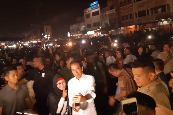  Nikmati Malam di Dumai, Jokowi Ngopi di Kedai