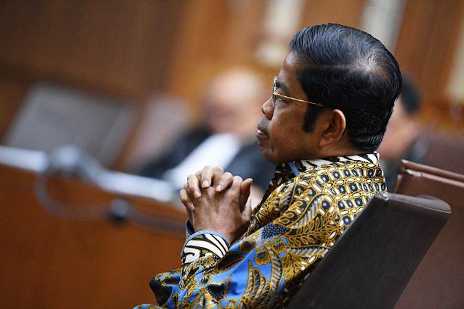 Terdakwa kasus dugaan suap proyek PLTU Riau-1 Idrus Marham mendengarkan pembacaan tuntutan oleh Jaksa Penuntut Umum KPK di Pengadilan Tipikor, Jakarta, Kamis (21/3/2019)./ANTARA-Sigid Kurniawan