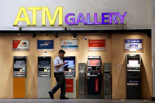 Nasabah melakukan transaksi perbankan di Galeri  ATM, di Bandung, Jawa Barat, Senin (9/4/2018)./JIBI-Rachman