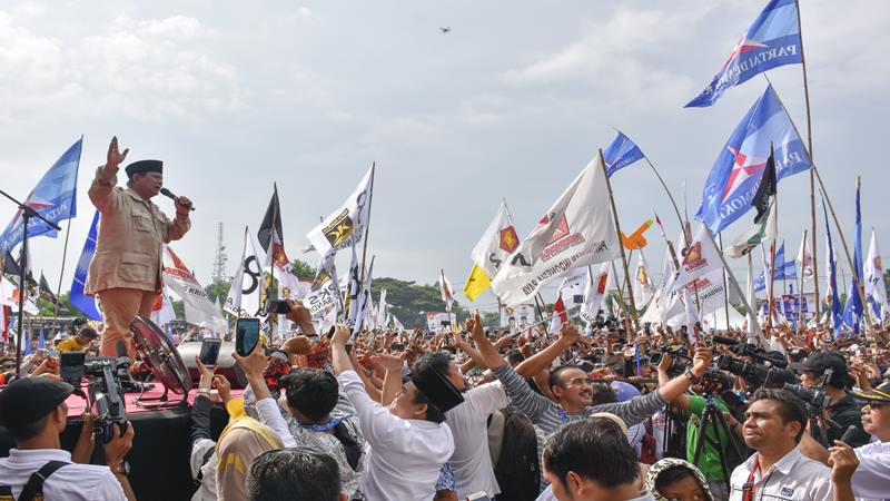 Calon Presiden nomor urut 02 Prabowo Subianto (kiri) menyampaikan orasi politiknya dalam kampanye terbuka di lapangan Karang Pule, Mataram, NTB, Selasa (26/3/2019)./Antara