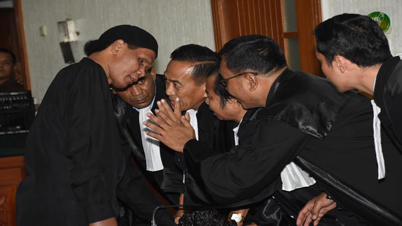 Terdakwa Hercules Rosario Marshal (kiri) berkonsultasi dengan kuasa hukumnya saat sidang putusan terkait kasus dugaan penguasaan lahan PT Nila Alam, Kalideres, Jakarta Barat, di Pengadilan Negeri Jakarta Barat, Rabu (27/3/2019). /Antara