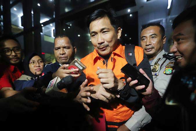 Anggota DPR Fraksi Golkar Bowo Sidik Pangarso (tengah) dibawa ke mobil tahanan usai menjalani pemeriksaan di Gedung KPK, Jakarta, Kamis (28/3/2019)./ANTARA-Reno Esnir