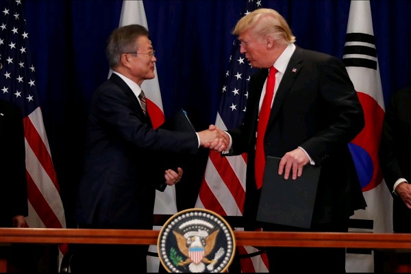  Bahas Denuklirisasi Korut, Donald Trump dan Moon Jae-in akan Bertemu April