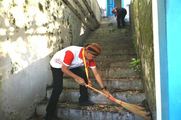Gubernur Jawa Tengah Ganjar Pranowo saat membersihkan Keraton Surakarta./Ist