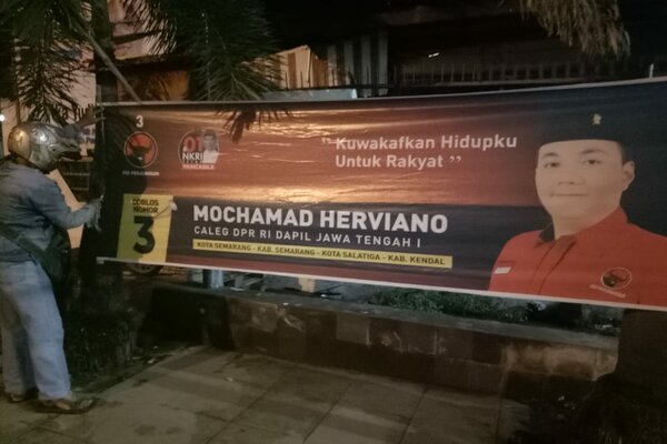  Bawaslu Semarang Tertibkan Alat Peraga Kampanye Melanggar