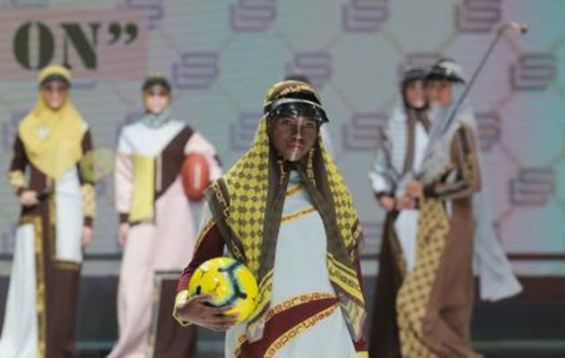 Model mengenakan busana rancangan Lia Soraya dalam pagelaran Indonesia Fashion Week 2019 di Jakarta Convention Center (JCC), Jakarta, Kamis (28/3/2019). Sejumlah perancang busana seperti Lia Afif, Tuty Adib, Lia Soraya, dan Jeny Tjahyawati menghadirkan rancangan busana muslim bertajuk Modest Glam di IFW 2019./Bisnis-Felix Jody Kinarwan