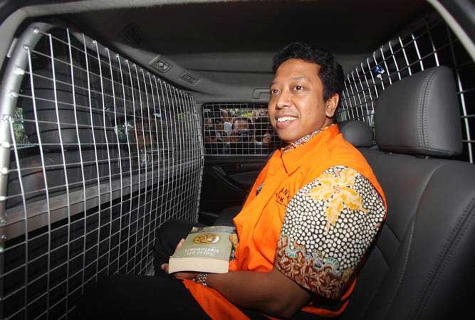 Tersangka kasus dugaan suap terkait seleksi pengisian jabatan di Kementerian Agama, Romahurmuziy berada dalam mobil tahanan seusai menjalani pemeriksaan perdana, di Gedung KPK, Jakarta, Jumat (22/3/2019)./ANTARA-Reno Esnir