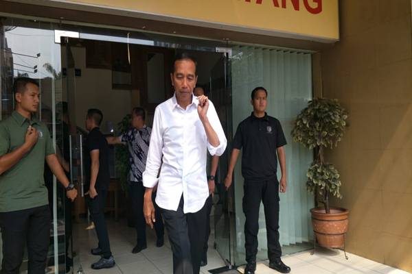  Jelang Debat Capres Keempat, Jokowi Makan Siang di Restoran Padang